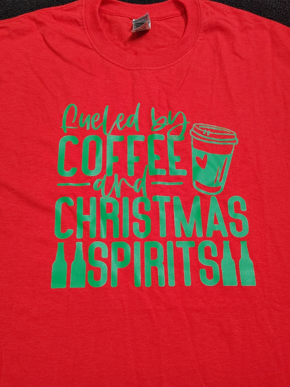 Gildan Red Christmas Coffee Graphic T-Shirt Holiday Tee Size Medium